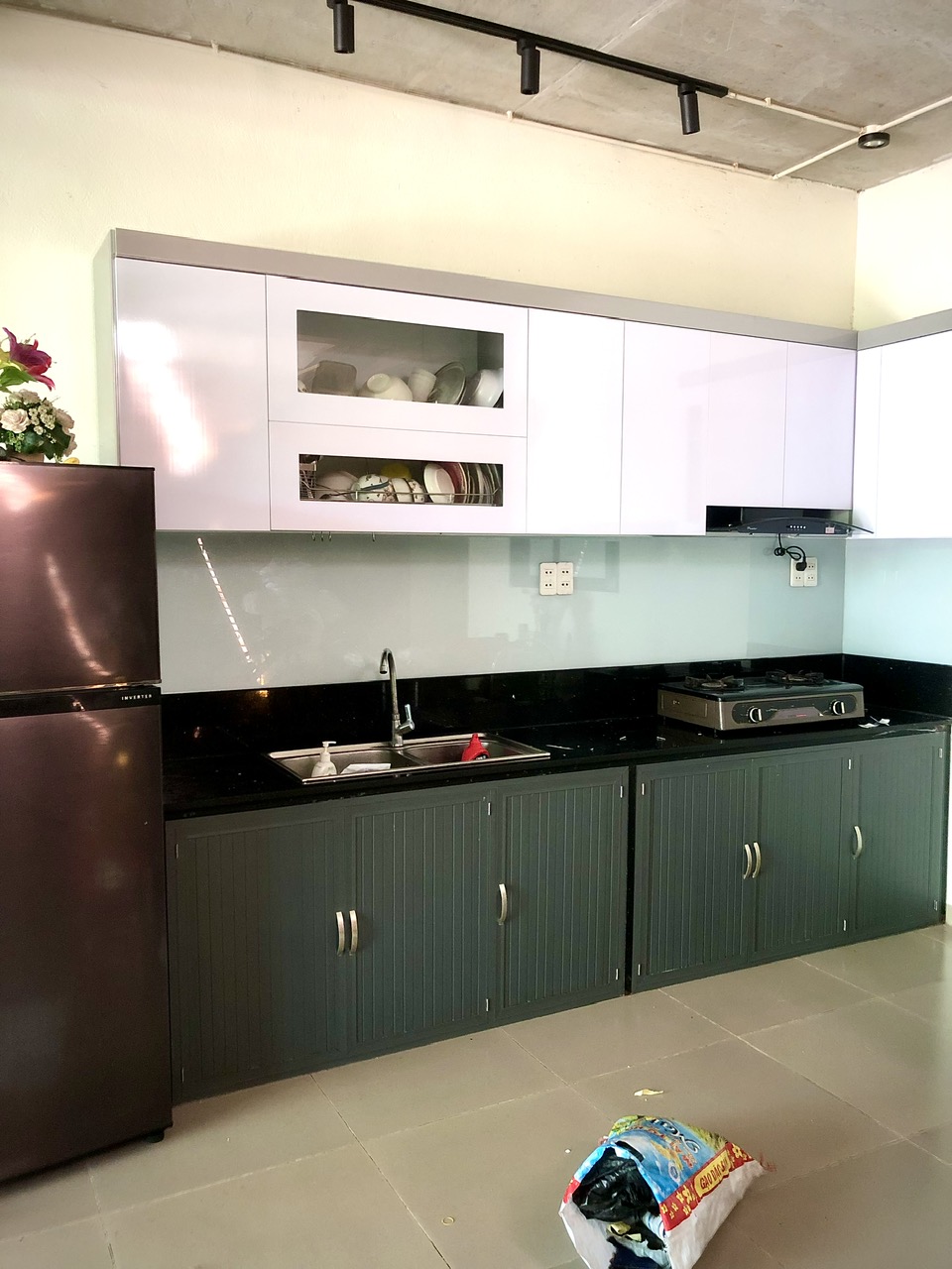 Thi công kính ốp bếp - 4