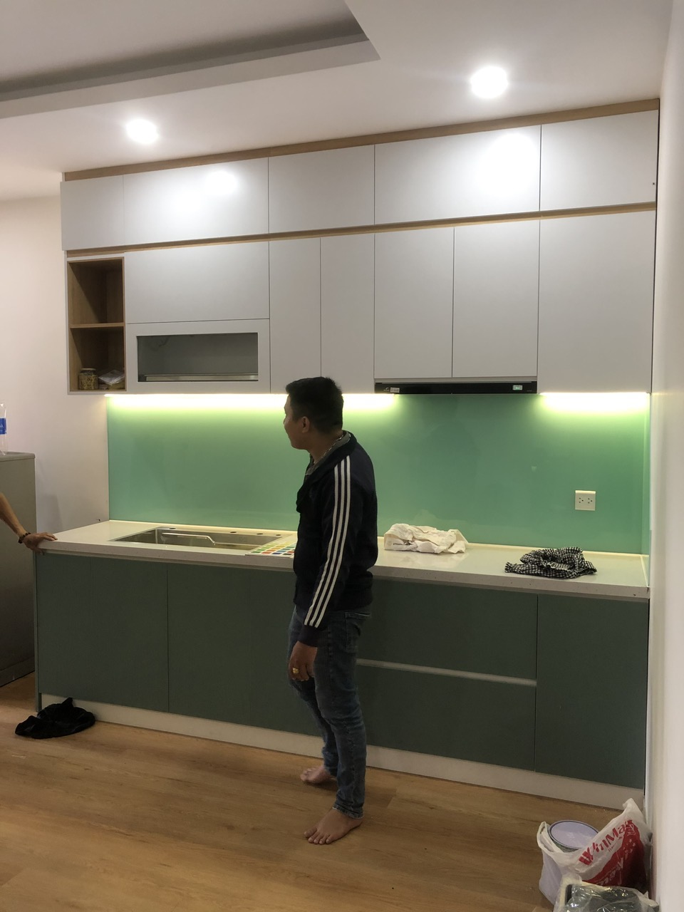 Thi công kính ốp bếp - 5