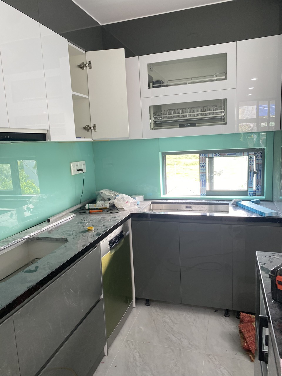 Thi công kính ốp bếp - 3