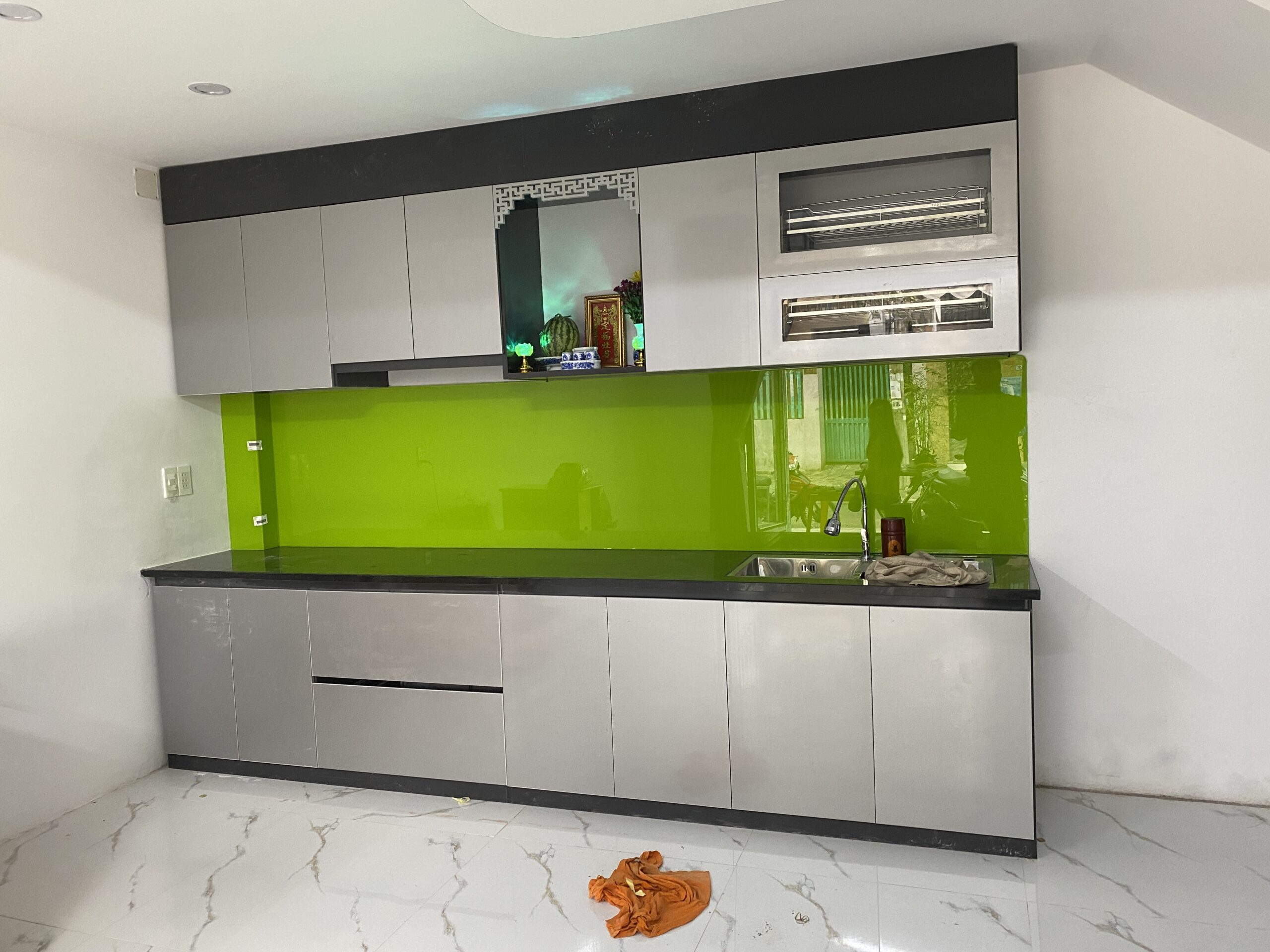 Thi công kính ốp bếp - 15