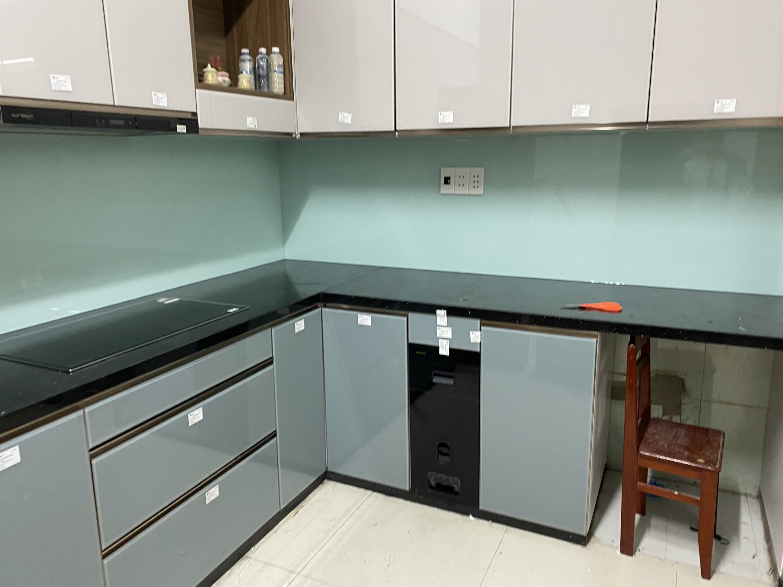 Thi công kính ốp bếp - 14