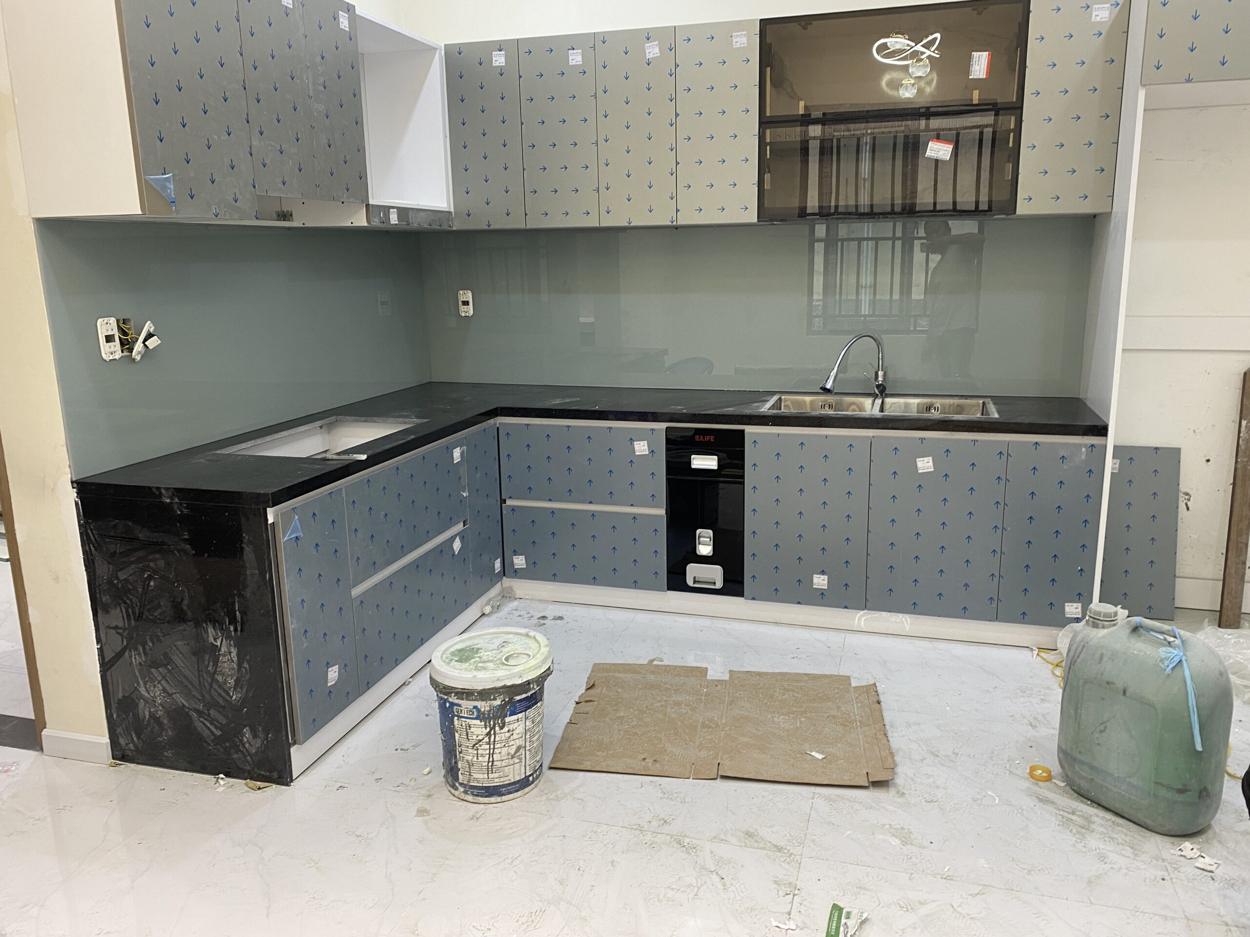 Thi công kính ốp bếp - 12