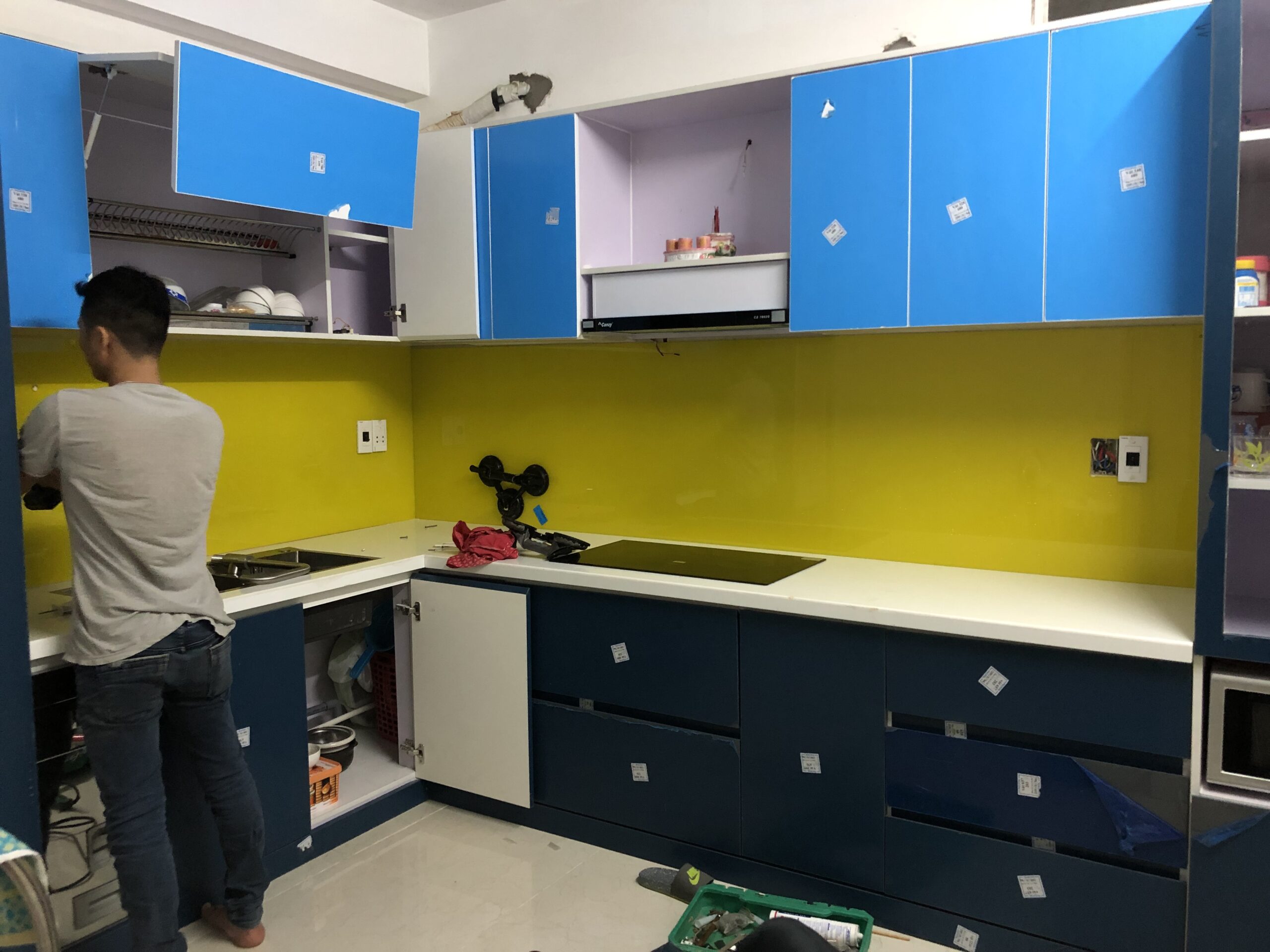 Thi công kính ốp bếp - 16