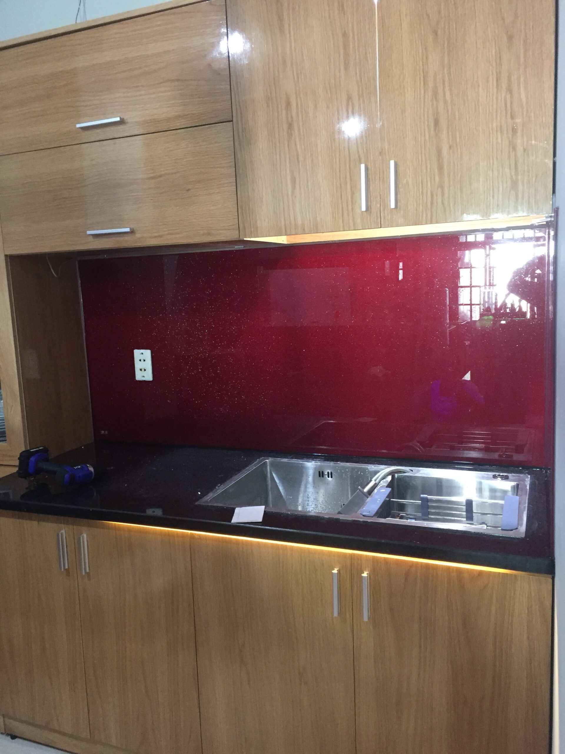 Thi công kính ốp bếp - 17