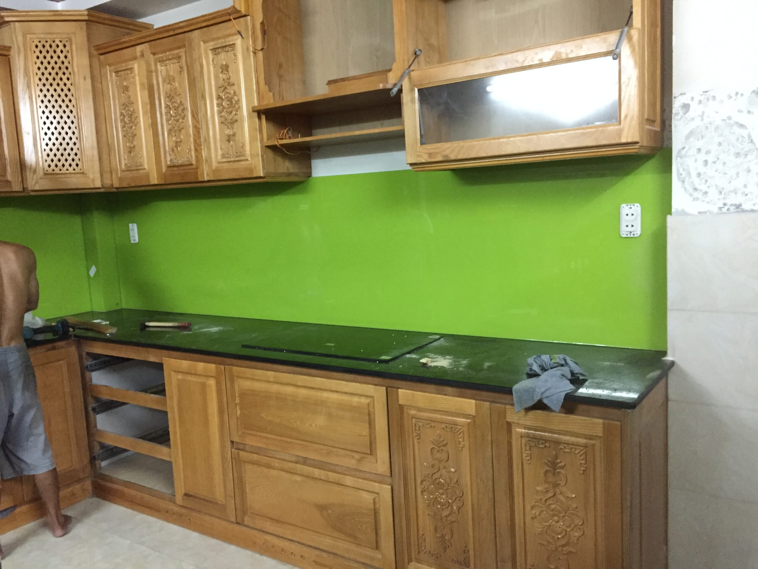 Thi công kính ốp bếp - 11