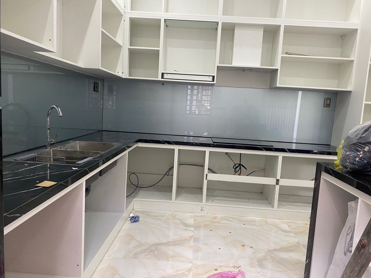 Thi công kính ốp bếp - 1