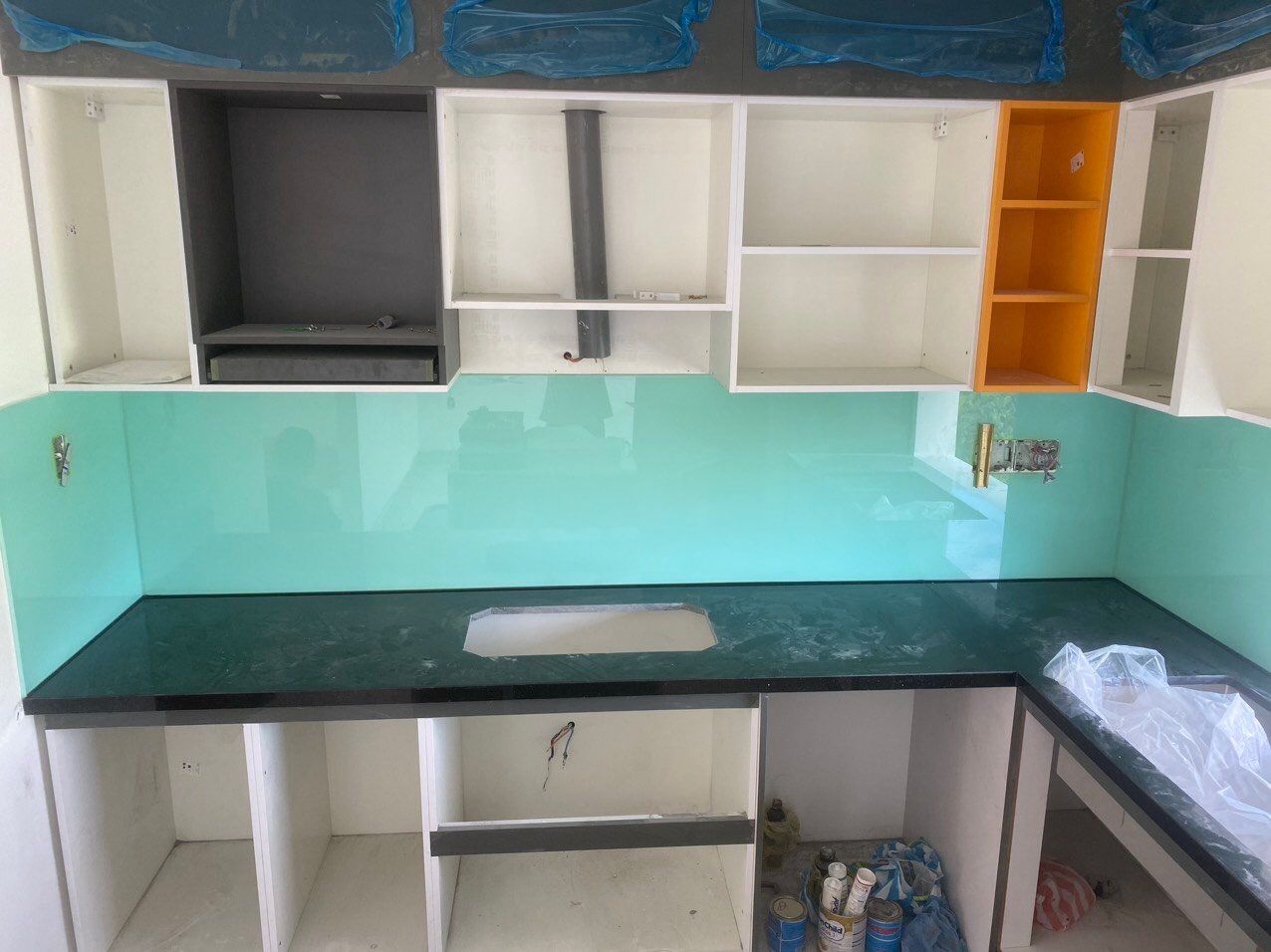 Thi công kính ốp bếp - 2